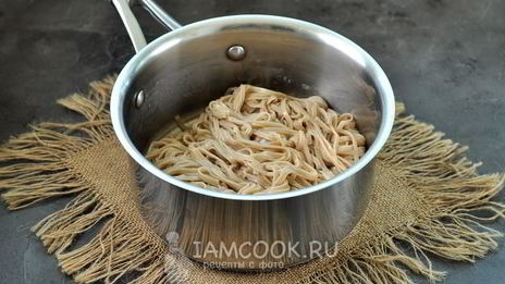 гречневая лапша с креветками и овощами