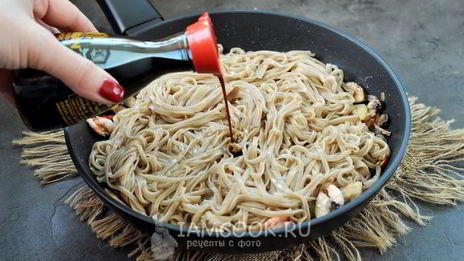 гречневая лапша с креветками и овощами