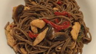 Гречневая лапша с курицей и овощами