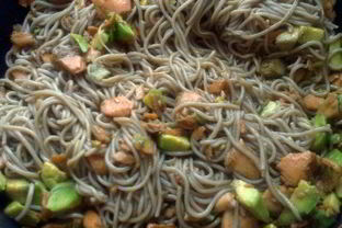 Гречневая лапша с семгой и авокадо