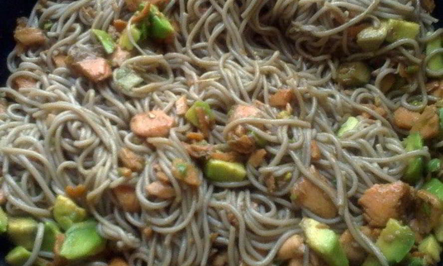 Рецепт гречневой лапши с семгой и авокадо