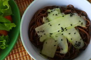 Гречневая лапша со свежим огурцом