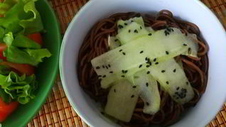 Гречневая лапша со свежим огурцом