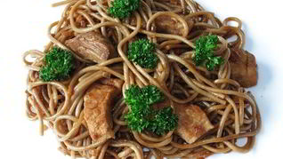 Гречневая лапша со свининой