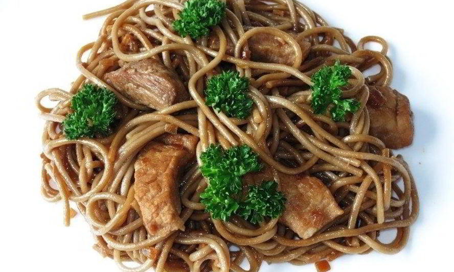 Рецепт гречневой лапши со свининой