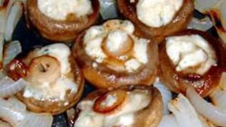 Грибы на гриле, с луком и сыром Горгондзола