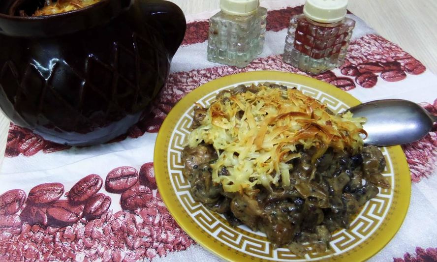 Рецепт грибов в горшочках с сыром луком курицей