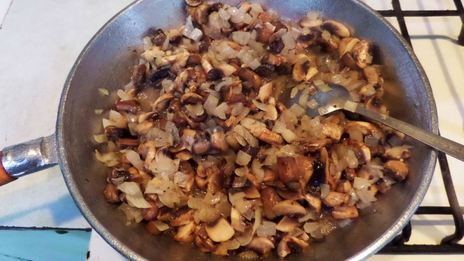 грибы в горшочках с сыром луком курицей