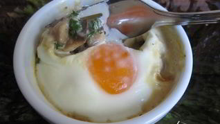 Грибы в сливках, запеченые с яйцом