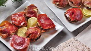 Шампиньоны, фаршированные ветчиной и сыром, в духовке