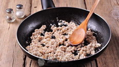 шампиньоны, фаршированные ветчиной и сыром, в духовке