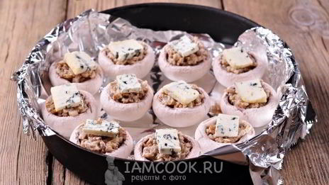 шампиньоны, фаршированные ветчиной и сыром, в духовке