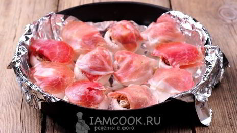 шампиньоны, фаршированные ветчиной и сыром, в духовке