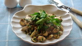 Шампиньоны с чесноком и зеленью