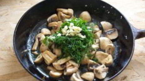 шампиньоны с чесноком и зеленью