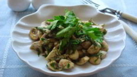 шампиньоны с чесноком и зеленью