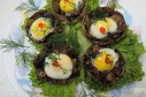Шампиньоны с перепелиными яйцами в микроволновке