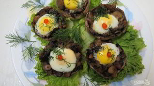 Шампиньоны с перепелиными яйцами в микроволновке