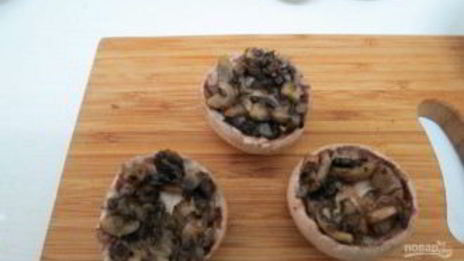 шампиньоны с перепелиными яйцами в микроволновке