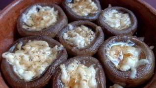 Шампиньоны, запеченные с сыром в духовке