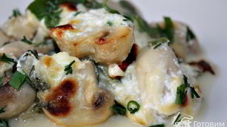 Шампиньоны запеченные в сметанно-сырном соусе