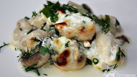 шампиньоны запеченные в сметанно-сырном соусе