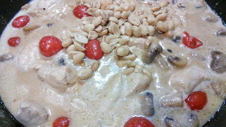 быстрый куриный гуляш в арахисовом соусе