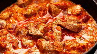 Гуляш говяжий с овощами в мультиварке