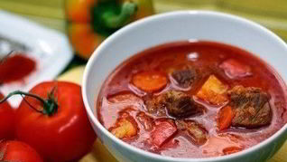 Гуляш из говядины с болгарским перцем и картофелем