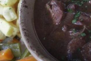 Гуляш из говядины с луком и кетчупом