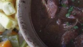 Гуляш из говядины с луком и кетчупом