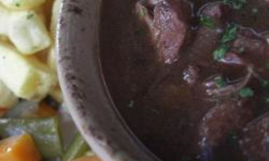 Рецепт гуляша из говядины с луком и кетчупом