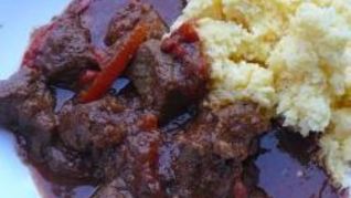 Гуляш из говядины с луком и сладким перцем