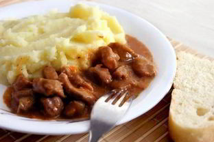 Гуляш из говядины с пюре и подливой