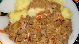 Гуляш из говядины со сметаной