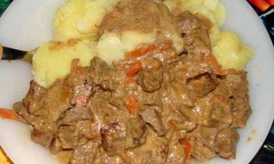 Рецепт гуляша из говядины со сметаной