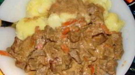 гуляш из говядины со сметаной