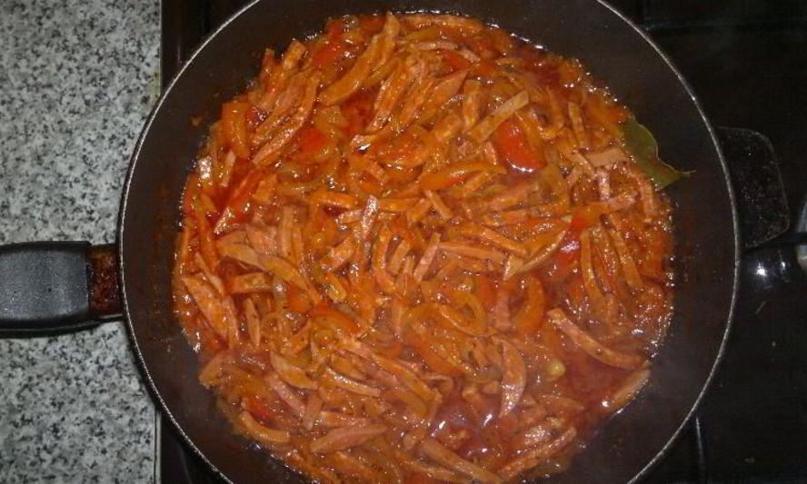 Рецепт гуляша из колбасы