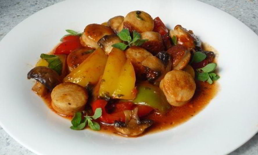 Рецепт гуляша из перца и жареных колбасок