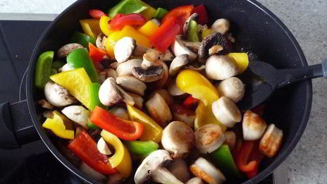 гуляш из перца и жареных колбасок