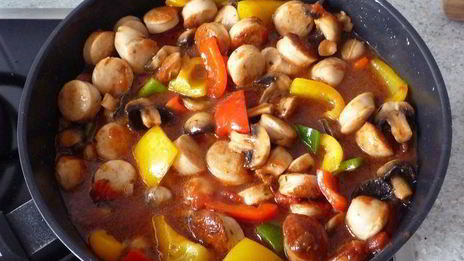 гуляш из перца и жареных колбасок