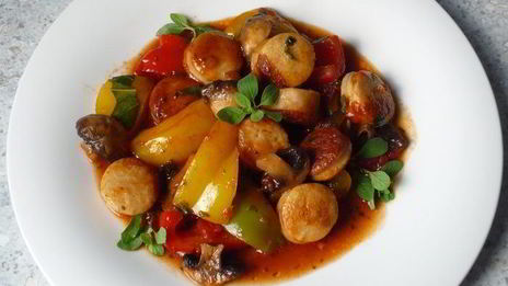 гуляш из перца и жареных колбасок