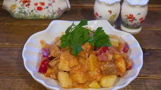 Гуляш из свинины с картофелем