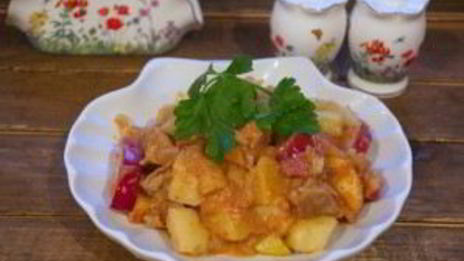 гуляш из свинины с картофелем