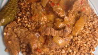 Гуляш из свинины с овощами