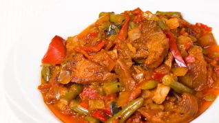 Гуляш из свинины с зеленой фасолью