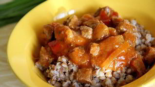 Гуляш из телятины с подливкой