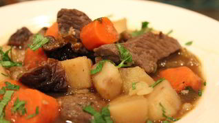 Гуляш с черносливом