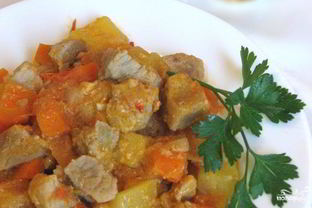 Гуляш с кабачками