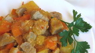 Гуляш с кабачками